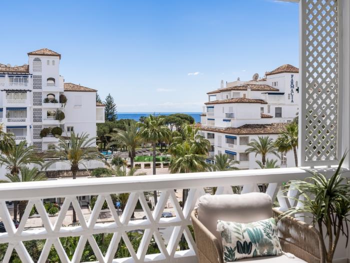 Apartment in Las Gaviotas for 4 people | Banus Rentals-1